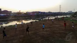 Keringnya dasar sungai yang berada di pinggir KBB dapat dibuat menjadi sebuah lapangan bola, Jakarta, Kamis (11/9/14). (Liputan6.com/Faizal Fanani) 