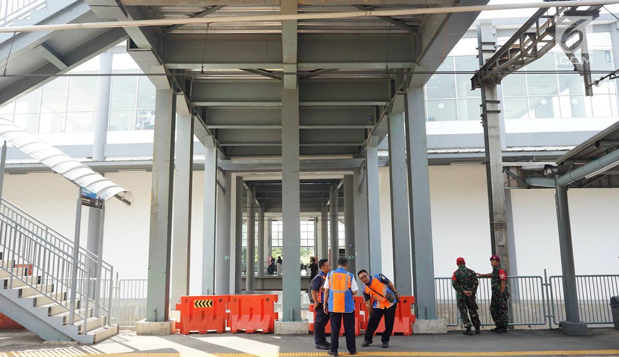 Petugas berbincang dekat jembatan penghubung atau Skybridge Stasiun Batu Ceper, Tangerang, Banten, Kamis (18/7/2019). Skybridge Stasiun Batu Ceper menghubungkan peron 1 dan 2 (KA Bandara) menuju peron 3 dan 4 (KRL Commuterline). (Liputan6.com/Immanuel Antonius)