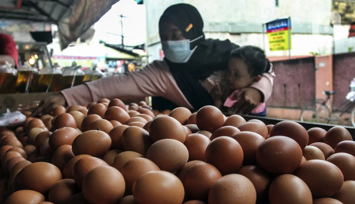Pembeli memilih telur ayam yang dijual di toko kawasan Cirendeu, Jakarta Selatan, Selasa (7/6/2022). Harga telur ayam kini masih terbilang tinggi bahkan hampir mencapai Rp 30 ribu per kg. (Liputan6.com/Johan Tallo)