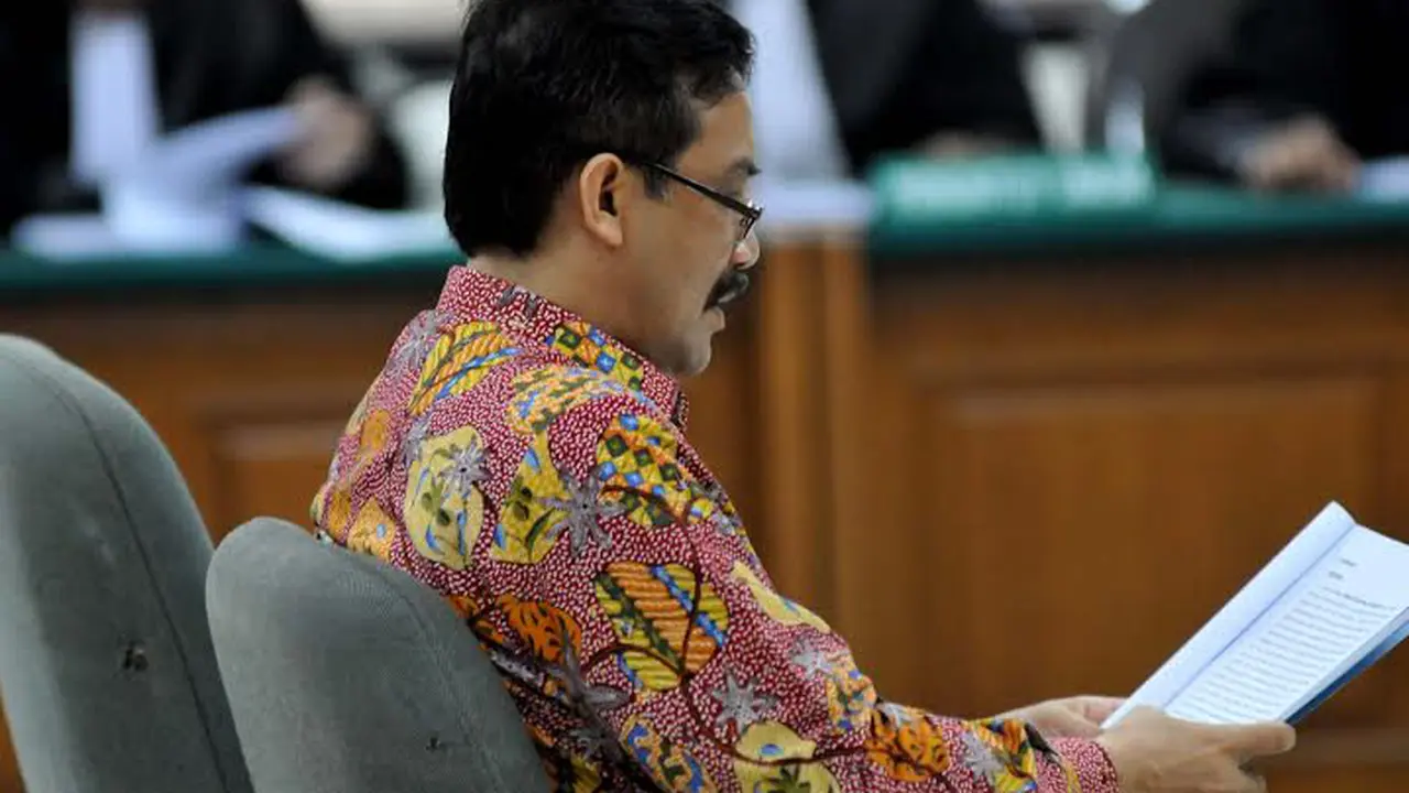 [FOTO] Andi Mallarangeng Tampak Tegang di Sidang Perdana
