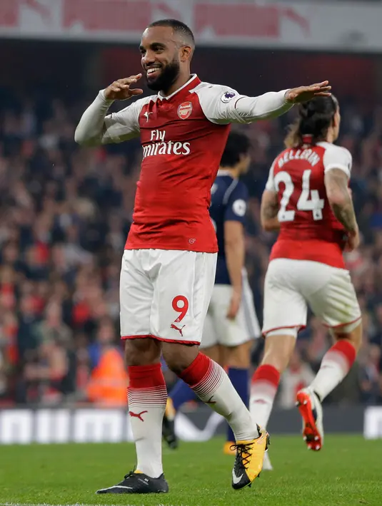 Penyerang Arsenal, Alexandre Lacazette berselebrasi setelah  mencetak gol ke gawang West Bromwich Albion dalam lanjutan Liga Primer Inggris di Emirates, Senin (25/9). Lacazette menjadi pahlawan dengan dua gol yang dicetaknya. (AP Photo/Alastair Grant)