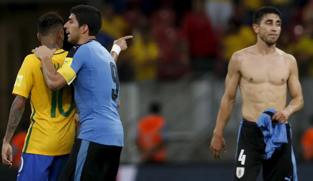 Penyerang Brasil, Neymar (kiri) saat berseteru dengan gelandang Uruguay, Fucile (kanan) saat pertandingan kualifikasi Piala Dunia di stadion Arena Pernambuco, Brasil, (25/3). (REUTERS / Paulo Whitaker)