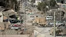 Kendaraan koalisi yang dipimpin Amerika Serikat (AS) menuju garis depan untuk memburu ISIS di kantong terakhir kekhalifahan di Baghouz, Suriah, Minggu (17/2). Wilayah kekuasaan ISIS di Suriah diperkirakan hanya tinggal 700 meter persegi. (Fadel SENNA/AFP)