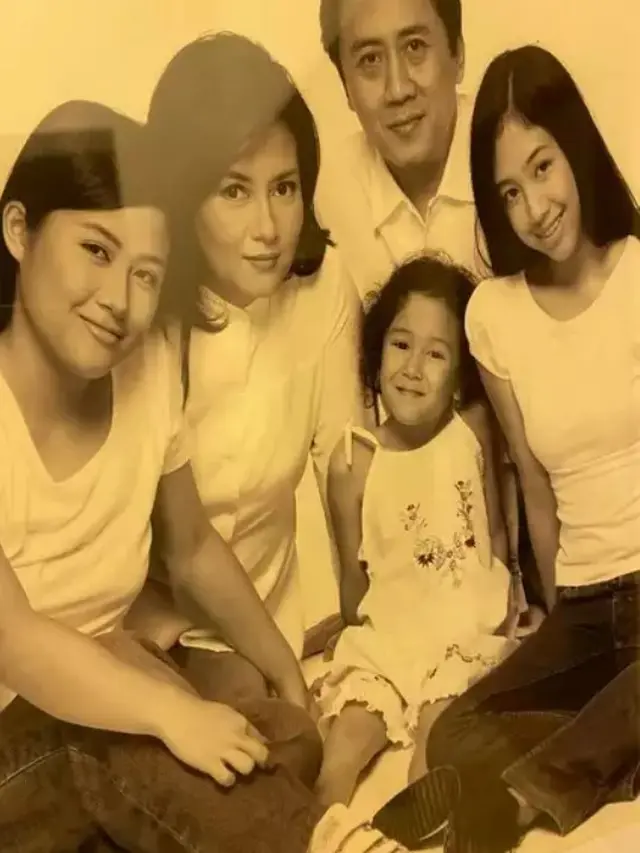Potret lawas artis bersama keluarga, Sherina Munaf (Instagram/triawanmunaf)