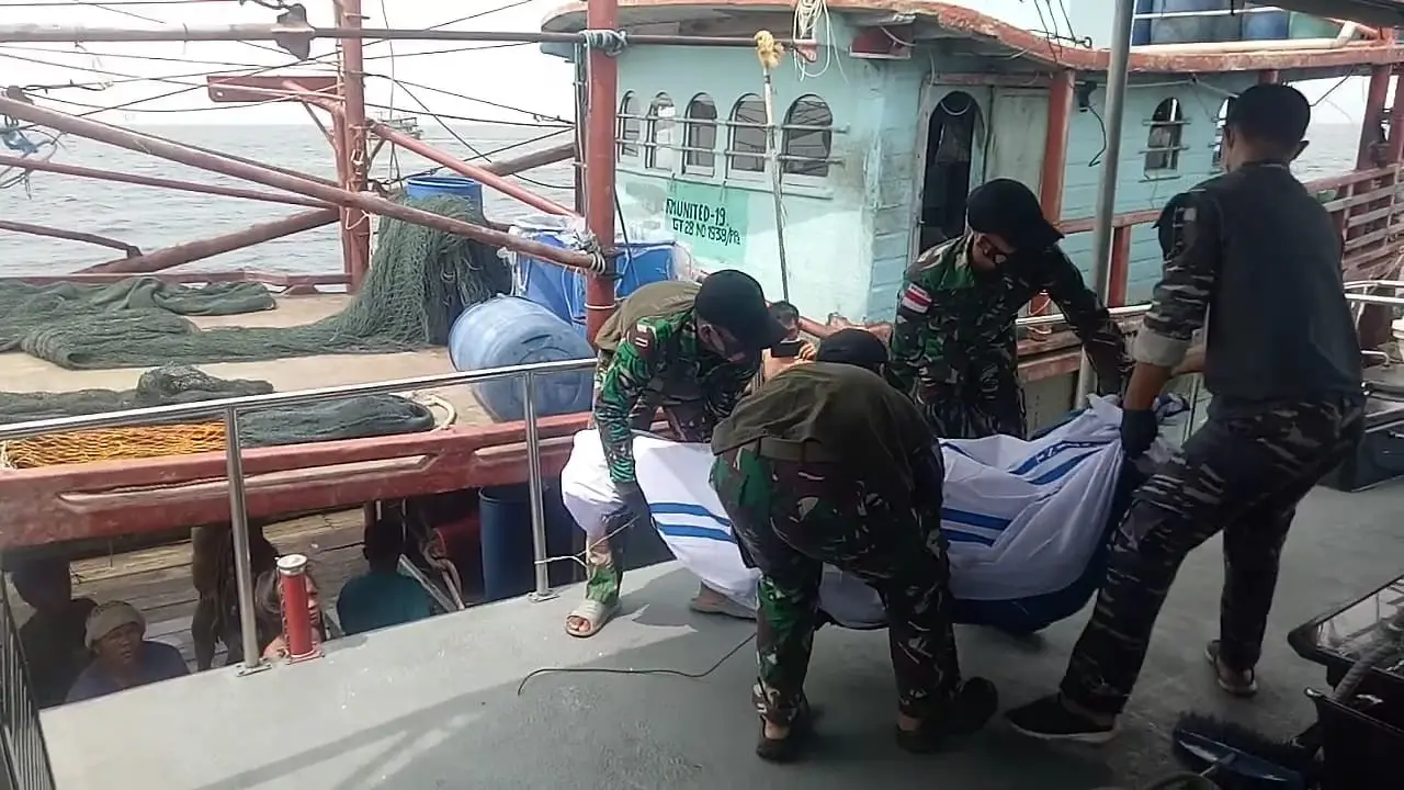 Foto: TNI AL Lakukan Proses Evakuasi Korban KM United Yang Terbakar dan Tenggelam di Perairan Berhala