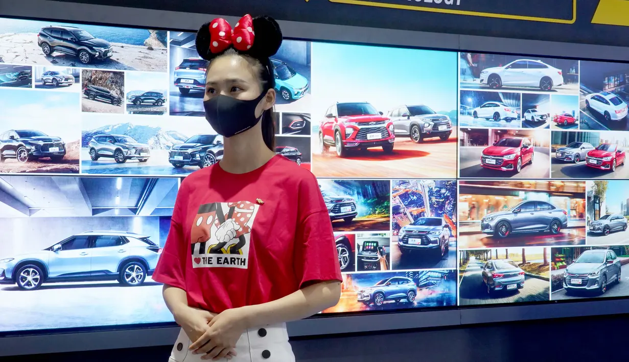 Seorang pemandu pameran tampak dalam Pameran Mobil Internasional Guangzhou ke-18 di China Import and Export Fair Complex di Guangzhou, Provinsi Guangdong, China selatan (20/11/2020).Pameran yang berlangsung selama 10 hari itu dibuka pada Jumat (20/11). (Xinhua/Chen Jianli)
