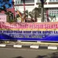 Demonstran memasang spanduk di Kejaksaan Negeri Pesisir Selatan tolak Bupati Rusma diberhentikan. (Liputan6.com/ ist)