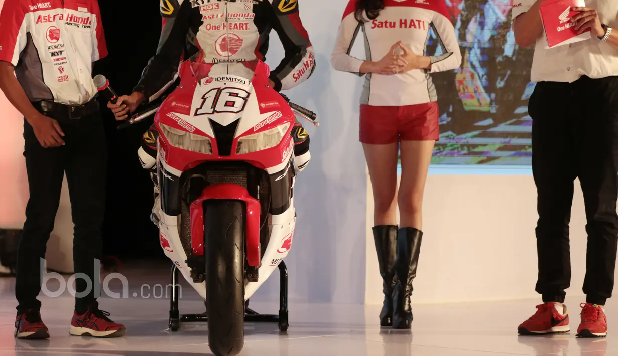 Selain peluncuran Repsol Honda RC213V, Honda juga memperkenalkan tunggangan baru yakni CBR250RR untuk pebalap muda Indonesia yang menjadi binaan Astra Honda Racing Team di Kemayoran, Jakarta, Jumat (3/2/2017).  (Bola.com/Nicklas Hanoatubun)