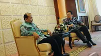 Ketua DPD RI Irman Gusman (kanan) berbincang hangat dengan Kepala Badan Perencanaan Pembangunan Nasional (Bappenas) Andrinof Chaniago , Jakarta, Kamis (6/11/2014) (Liputan6.com/Andrian M Tunay) 