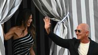 Pendiri Amazon Jeff Bezos dan Lauren Sanchez naik taksi perahu di Aman Hotel di Venesia pada 25 Juni 2026 dalam rangkaian pesta pernikahan 3 hari mereka. (Stefano Rellandini/AFP)
