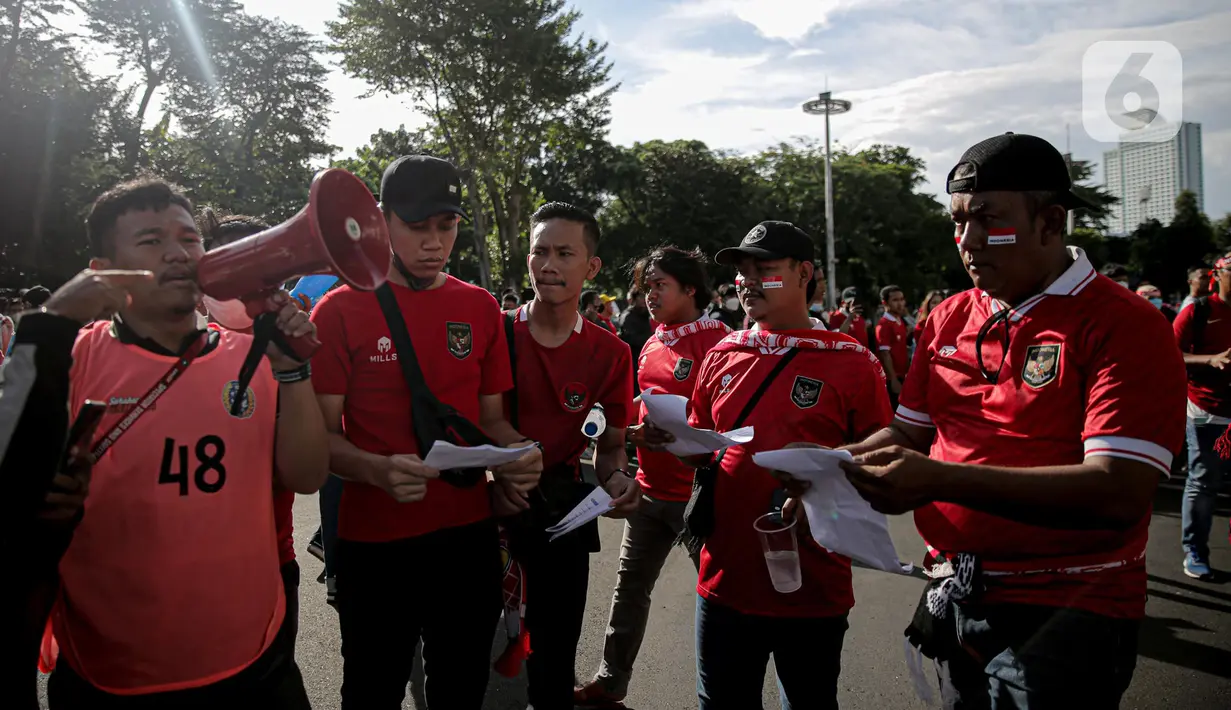 Suporter timnas Indonesia mulai memadati area Stadion Utama Gelora Bung Karno (SUGBK) untuk menyaksikan leg pertama semifinal Piala AFF 2022 kontra Vietnam di Jakarta, Jumat (6/1/2023). Seperti pertandingan-pertandingan terdahulu, penonton yang datang pun hadir mengenakan atribut lengkap bernuansa Timnas Indonesia. (Liputan6.com/Faizal Fanani)