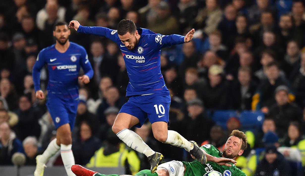 Pergerakan Eden Hazard dihentikan pemain Brighton, Dale Stephens pada laga lanjutan Premier League yang berlangsung di Stadion Stamford Bridge, London, Kamis (4/4). Chelsea menang 3-0 atas Brighton Albion. (AFP/Glyn Kirk)