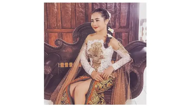 6 Pesona Prilly Latuconsina Pakai Kebaya, Makin Memesona