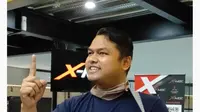Taqwa Sejati, member X-MOC Tangerang Raya yang menyanyikan lagu We Are One di acara Anniversary XMOC Indonesia ke-3. (XMOC Indonesia for Liputan6.com)