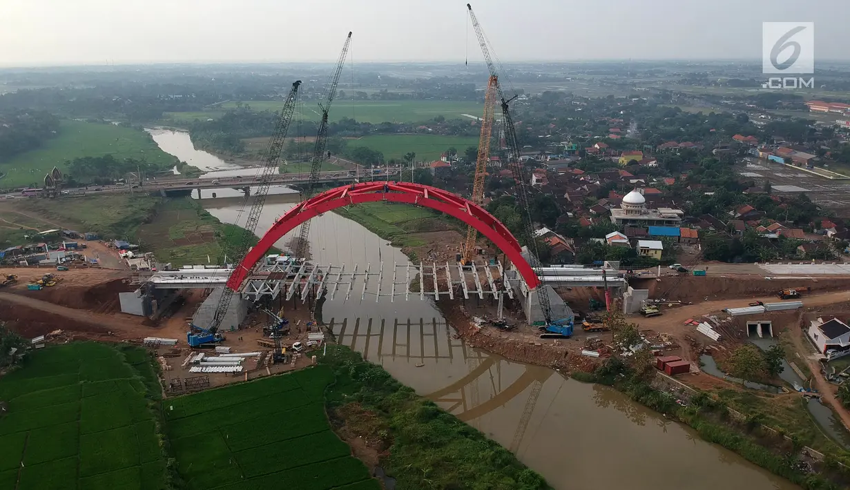 Foto udara pengerjaan Jembatan Kalikuto di Gringsing, Kabupaten Batang, Jawa Tengah, Senin (11/6). Menteri PUPR Basuki Hadimuljono mengatakan, jembatan pelengkung baja ini merupakan pertama di Indonesia. (Liputan6.com/Arya Manggala)