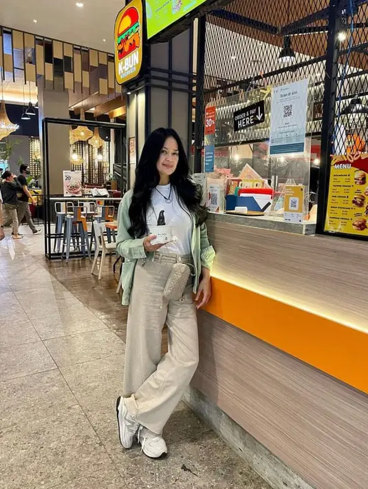 Selain blazer, ia juga kerap memadukan kemeja, t-shirt, long pants, dan sneakers yang bikin tampilannya bak ABG. (Instagram/donnaharunofficial).