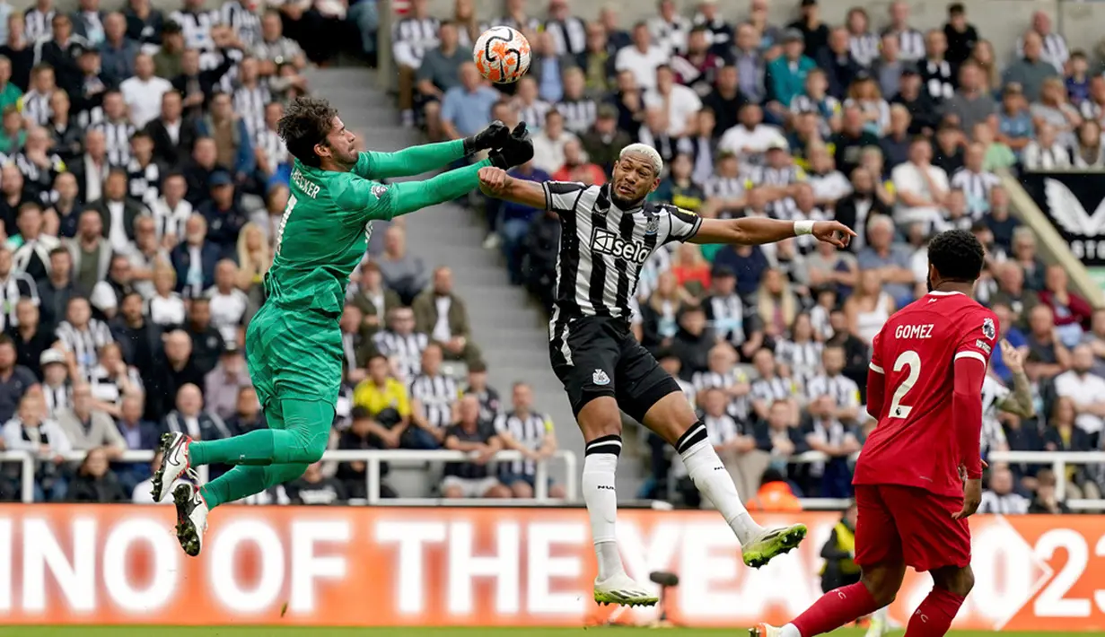 Jual-beli serangan terus terjadi. Menit ke-81, gol balasan yang ditunggu-tunggu Liverpool akhirnya tiba. Baru empat menit di lapangan, Nunez mencuri bola di kotak penalti dan melepas tembakan mendatar ke sudut kiri bawah. Gol! Newcastle 1-1 Liverpool. (Owen Humphreys/PA via AP)