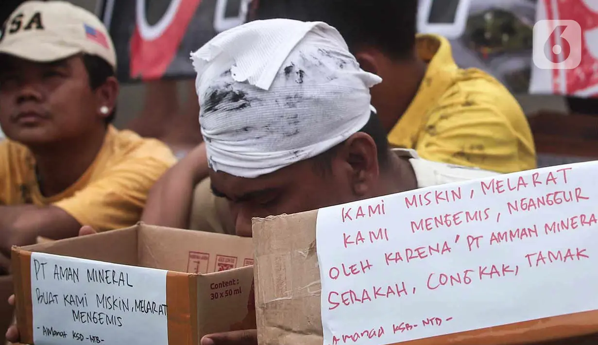 Massa yang tergabung dalam Aliansi Masyarakat Anti Mafia Tambang (AMANAT) melakukan aksi mengemis massal di depan Gedung MPR/DPR, Jakarta, Rabu (9/11/2022). Aksi tersebut sebagai bentuk simbol perjuangan dalam menegakan keadilan. (Liputan6.com/Herman Zakharia)