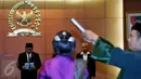Wakil Ketua MPR RI Oesman Sapta Odang memimpin pembacaan sumpah atau janji Anggota MPR Pengganti Antar Waktu di Gedung Parlemen, Jakarta, Rabu (8/6). GKR Ayu Koes Indriyah dilantik menggantikan Sulistiyo yang meninggal dunia. (Liputan6.com/Johan Tallo)