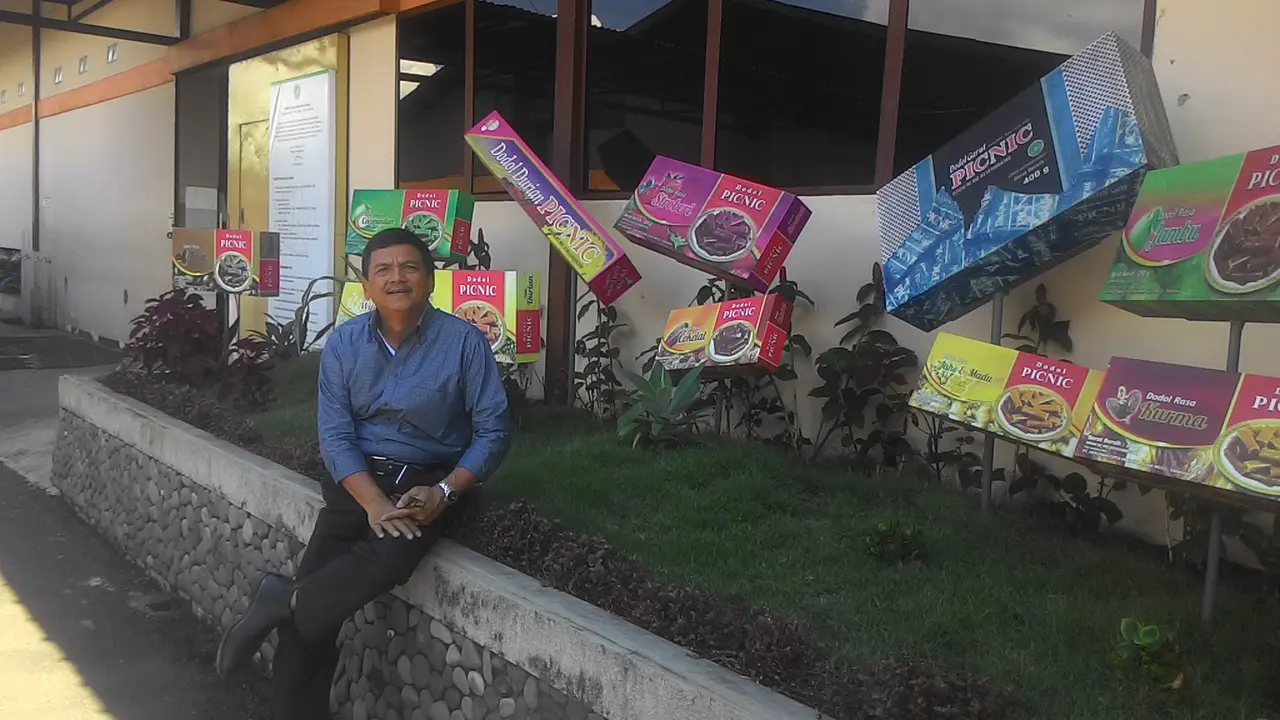Sikap kalem dan humoris yang dari Ato Hermanto, menjadikannya sosok populer di masyarakat Garut