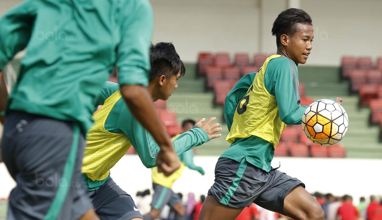 Pemain Timnas Indonesia U-16, Bagus Kahfi, saat latihan di Lapangan Atang Sutresna, Cijantung, Selasa (12/9/2017). Latihan tersebut untuk persiapan kualifikasi Piala Asia U-16 di Thailand. (Bola.com/M Iqbal Ichsan)