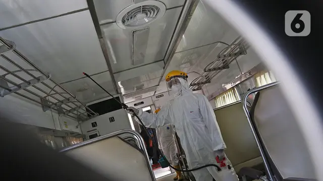 Penyemprotan Disinfektan Gerbong Kereta di Stasiun Pasar Senen
