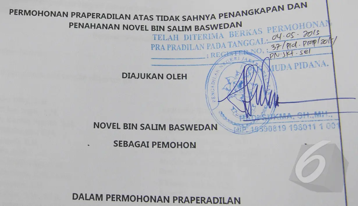 Tampak surat pendaftaran permohonan praperadilan yang akan diserahkan Kuasa Hukum Novel Baswedan di PN Jakarta Selatan, Senin (4/5/2015). Pengajuan praperadilan terkait penagkapan Novel Baswedan yang tidak sesuai prosedur (Liputan6.com/Herman Zakharia)