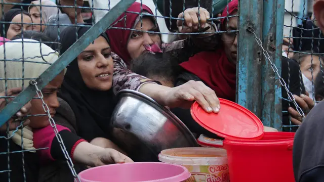 Potret Anak-anak Pengungsi Palestina Antre Pembagian Makanan di Kamp Jabaliya Jalur Gaza