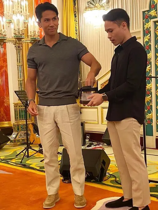 Sementara itu, Pangeran Mateen tampil dengan busana semi kasual. Ia padukan polo shirt abu-abu dengan celana khaki dan loafers [@support.anishaik]