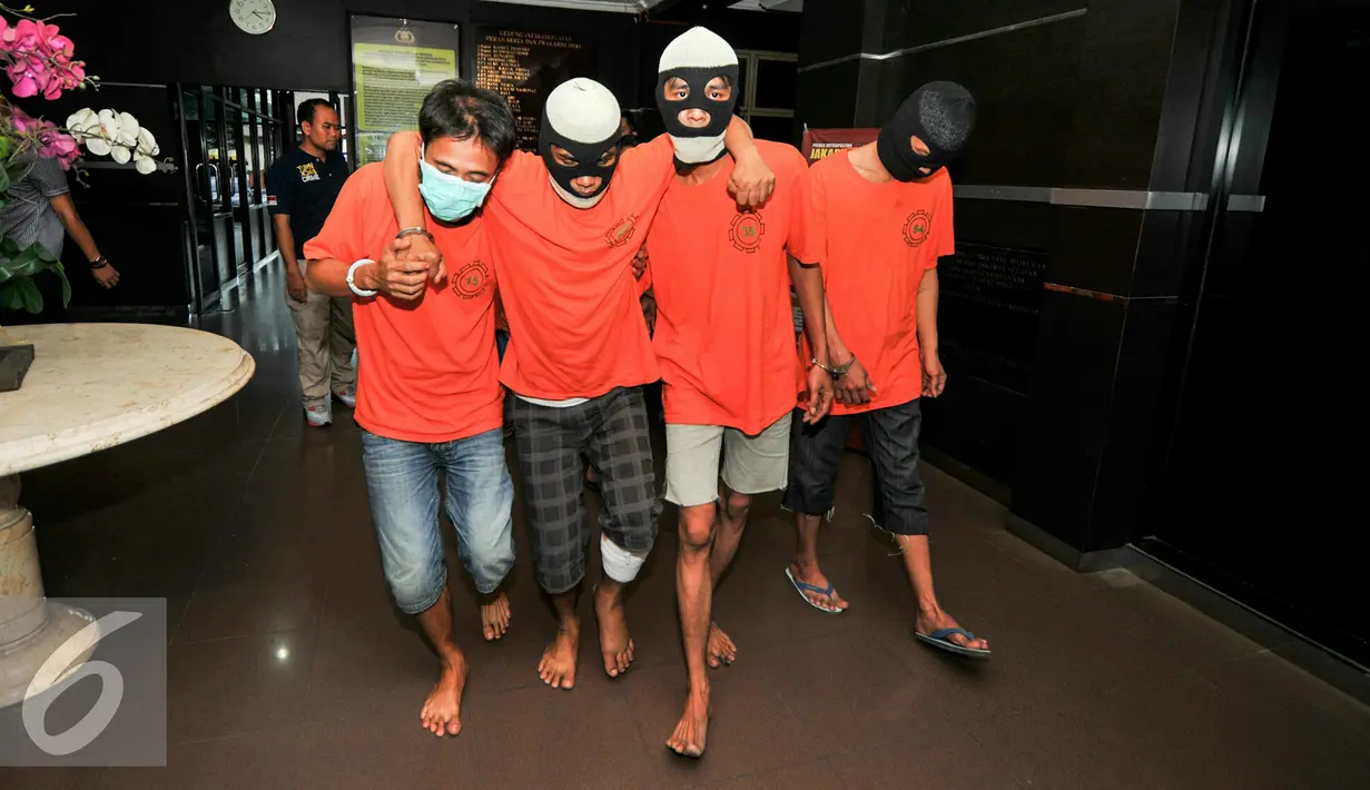 Polres Metro Jaksel berhasil meringkus 11 pelaku kejahatan diantaranya perampokan, Begal dan pencurian ATM dengan modus ganjal kartu, Jakarta, Jumat (10/6). Satu diantara pelaku dihadiahi timah panas karena melawan petugas. (Liputan6.com/Yoppy Renato)
