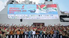 Wapres Jusuf Kalla (tengah duduk) berfoto dengan peserta Ekspedisi Nusantara Jaya 2015 di Jakarta, Senin (1/6/2015). Ekpedisi tersebut mendorong terwujudnya tol laut yang diharapkan dapat memperkuat konektivitas antara pulau. (Liputan6.com/Faizal Fanani)