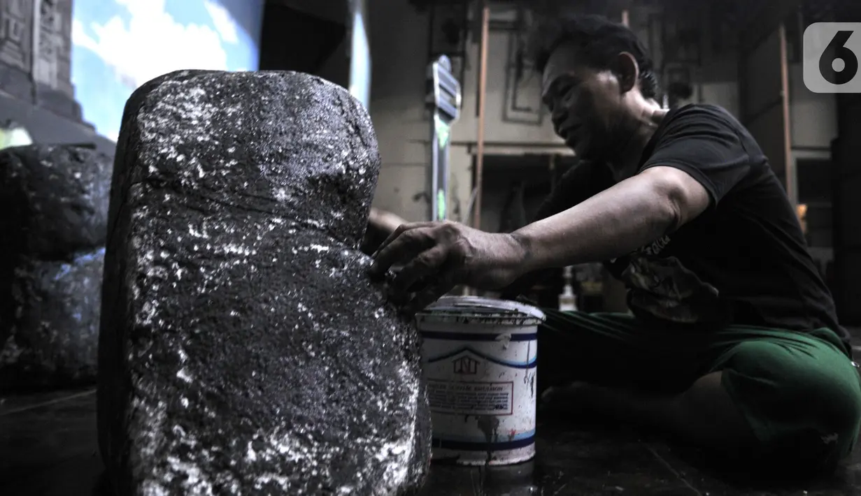 Hano menyelesaikan pembuatan properti di Gedung Pertunjukan Wayang Orang Bharata, Jakarta, Kamis (7/11/2019). Sejak 1977 goresan tangan Hano dan Sarjudi menghiasi 11 layar tema panggung wayang orang. (merdeka.com/Iqbal Nugroho)