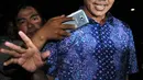 Gubernur Sumbar, Irwan Prayitno enggan berkomentar usai diperiksa KPK, Jakarta, Jumat,(12/8). Irwan memilih diam dan menyuruh wartawan menanyakan langsung kepada penyidik. (Liputan6.com/Helmi Afandi)