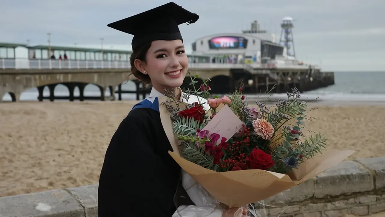 6 Gaya Anggun Sarah Menzel Pakai Kebaya Putih di Wisuda Bournemouth University
