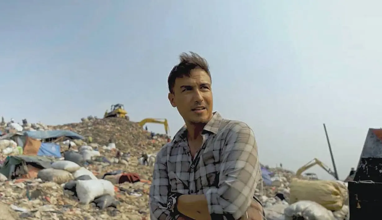 "Jujur saja, itu adalah salah satu momen terbaik dalam hidupku. Aku naik kuda, tidur di hutan selama 3 hari, aku pergi menangkap ikan, masak barbeque di pantai, tidur sendirian di pantai seorang diri, berteman dengan anak-anak desa, bertualang bareng," kenang Hamish. (Instagram/hamisdw)