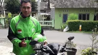 Penjaga gawang Cilegon United, Ghoni Yanuar Gitoyo, kini banting setir menjadi driver ojol di kawasan Kabupaten Semarang. (Bola.com/Vincentius Atmaja)