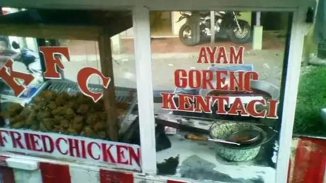 6 Tulisan di Gerobak Jualan Pakai Nama Brand Terkenal Ini Bikin Salah Fokus