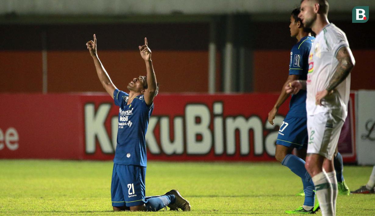 Selebrasi pemain Persib Bandung, Frets Butuan usai mencetak gol kedua timnya ke gawang PS Sleman dalam laga leg pertama semifinal Piala Menpora 2021 di Stadion Maguwoharjo, Sleman, Jumat (16/4/2021). Persib menang 2-1 atas PS Sleman. (Bola.com/Ikhwan Yanuar)