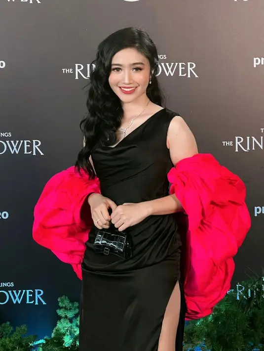 Sementara itu, Febby Rastanty tampil dengan gaun hitam klasik dengan twist lengan gelembung warna pink yang stunning dari le couture(Foto: Instagram @febbyrastanty)