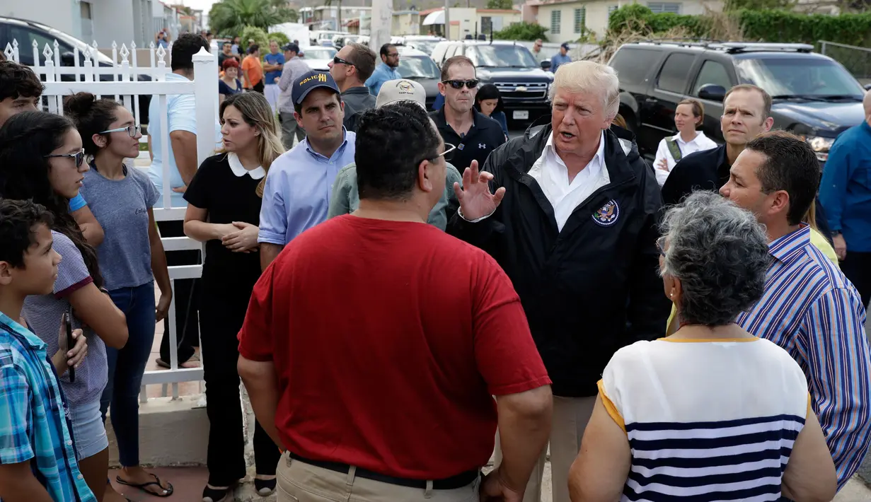 Presiden AS Donald Trump dan Gubernur Puerto Rico Ricardo Rosselló berbicara dengan warga dalam kunjungan di Guaynabo, Puerto Rico, Selasa (3/10). Trump meninjau dan melihat kerusakan yang diakibatkan Badai Maria dua pekan lalu. (AP/Evan Vucci)