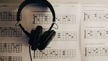 Ilustrasi musik, lagu. (Photo by Kelly Sikkema on Unsplash)