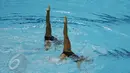 Salah satu aksi atlet tim Renang Indah Indonesia di kelas Duet Technical and Free Routine SEA Games 2015 di OCBC Aquatic, National Stadium Singapura, Kamis (6/4/2015). Tim renang indah Indonesia meraih 139.0880 poin. (Liputan6.com/Helmi Fithriansyah)