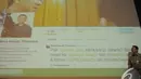 Gubernur DKI Jakarta Basuki Tjahaja Purnama menunjukan tweet pertamanya menggunakan aplikasi PetaJakarta.org pada peluncurannya di Balaikota, Jakarta Pusat, Selasa (2/12/2014). (Liputan6.com/Herman Zakharia)