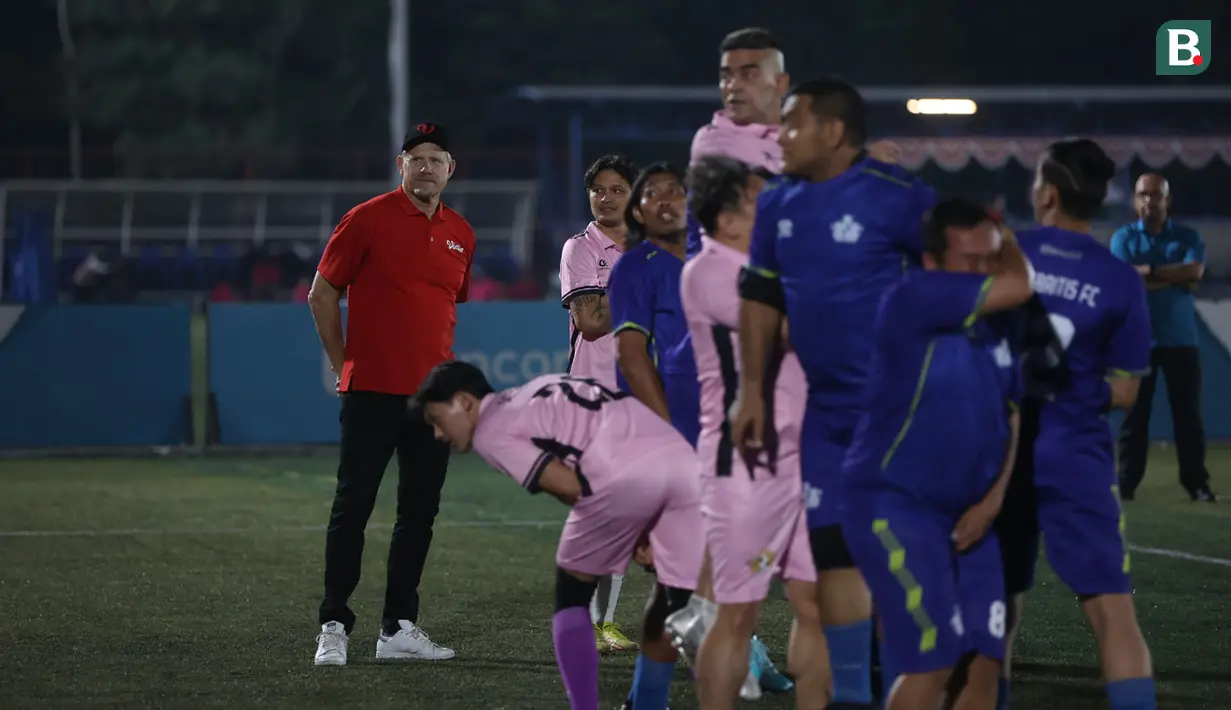 <p>Peter Schmeichel mengamati jalannya tantangan tendangan bebas dalam rangkaian acara fun football Selebritis FC bersama legenda Manchester United, Peter Schmeichel di Pancoran Soccer Field, Jakarta, Minggu (6/8/2023) malam WIB. (Bola.com/Ikhwan Yanuar)</p>