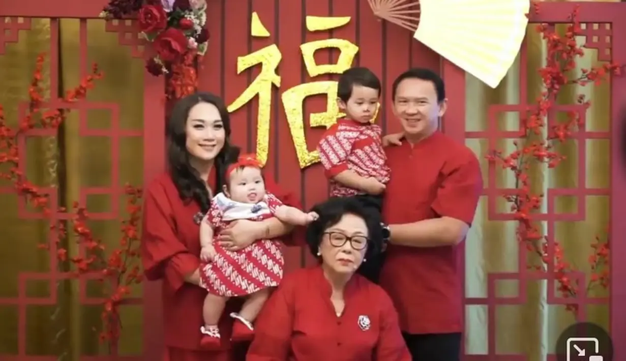 Begitu juga dengan kedua buah hati mereka yang kompak berbusana merah.