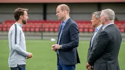 Pangerang William berdiskusi dengan pelatih Gareth Southgate saat menunjungi latihan Timnas Inggris di West Riding County FA, Leeds, Kamis (7/6/2018). Kedatangan ini untuk memberikan support jelang Piala Dunia 2018 Rusia. (AFP/Charlotte Graham)