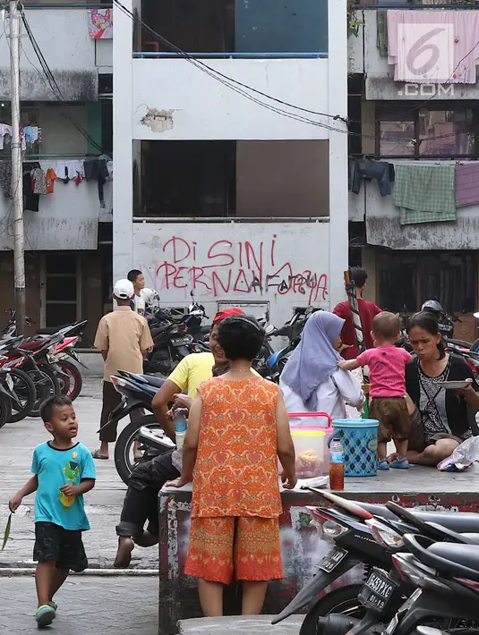 Penghuni beraktivitas di Rumah Susun Karang Anyar, Sawah Besar, Jakarta, Selasa (14/8). Kenaikan tarif Rusun Karang Anyar menjadi perhatian dalam rapat bersama DPRD DKI Jakarta beberapa waktu lalu. (Liputan6.com/Immanuel Antonius)