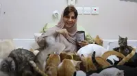 Maryam Al Balushi penyanyi hewan yang memelihara 450-an kucing dan 12 anjing (Dok.YouTube/YoungPost)