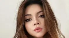 Monna Frans, demikian namanya. Ia merupakan asisten pribadi pengacara kondang Hotman Paris nomor dua. Ia direkrut Hotman pada tahun 2021 lalu. (FOTO: instagram.com/monnafrans/)