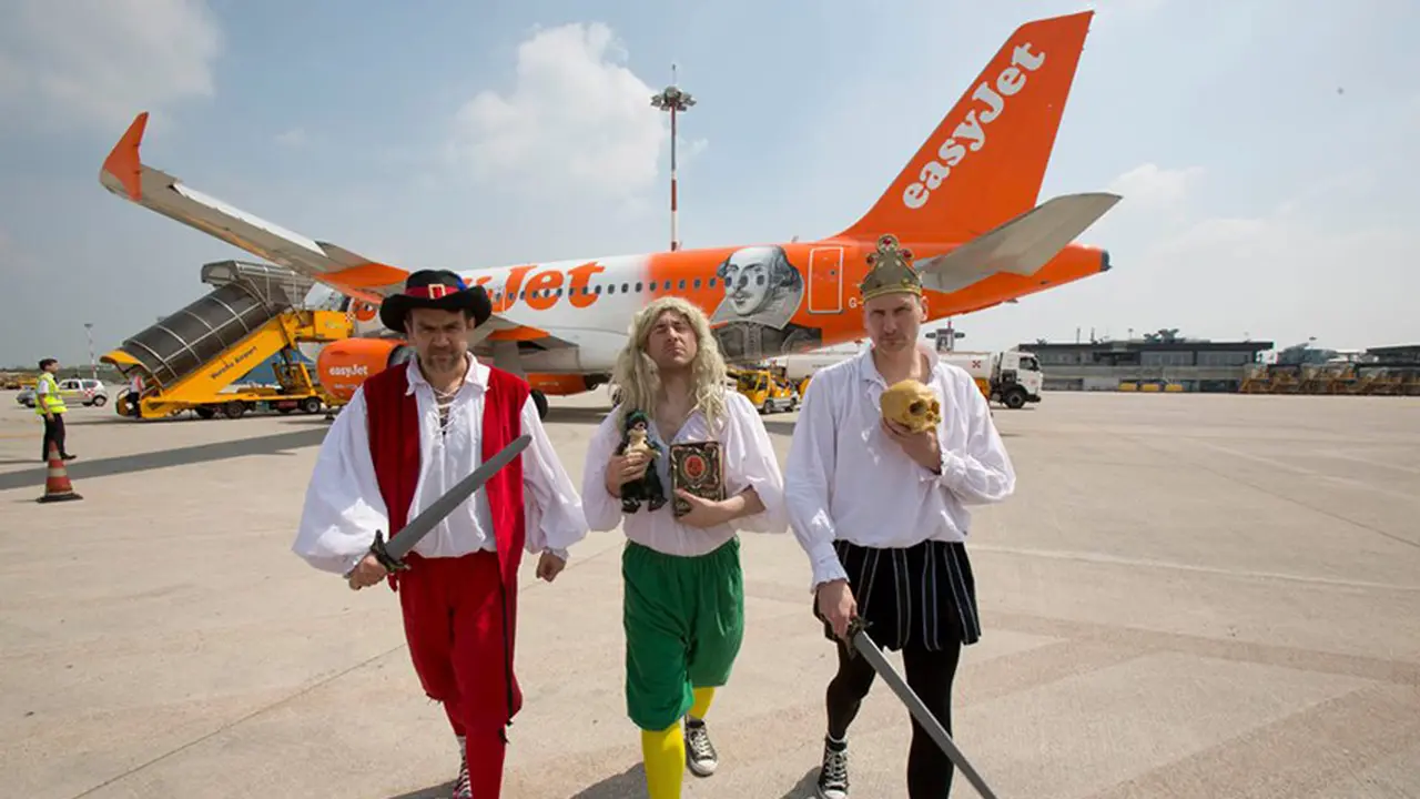 EasyJet Tampilkan Pertunjukan Teater dalam Pesawat 